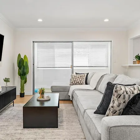 King Size Bed In Cozy, Modern Hollywood Place